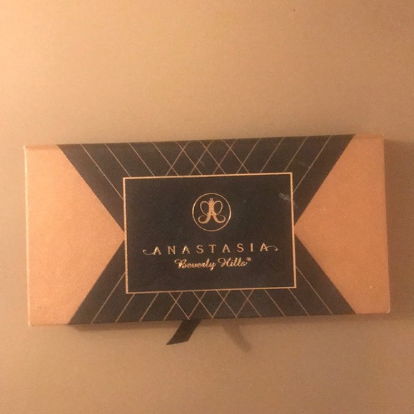 Anastasia Beverly Hills World Traveler Palette - Picture 1 of 3